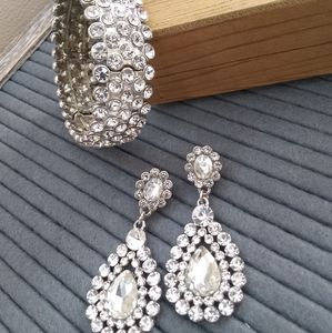 Georgous set of earrings & bracelet